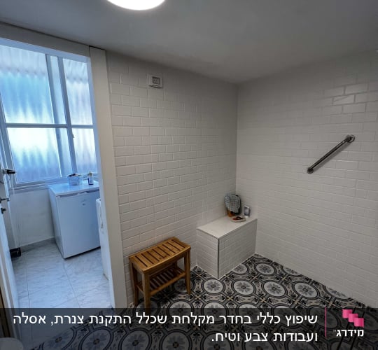 חדר רחצה עם אריחים מעוצבים, ספסל עץ וקיר לבנים